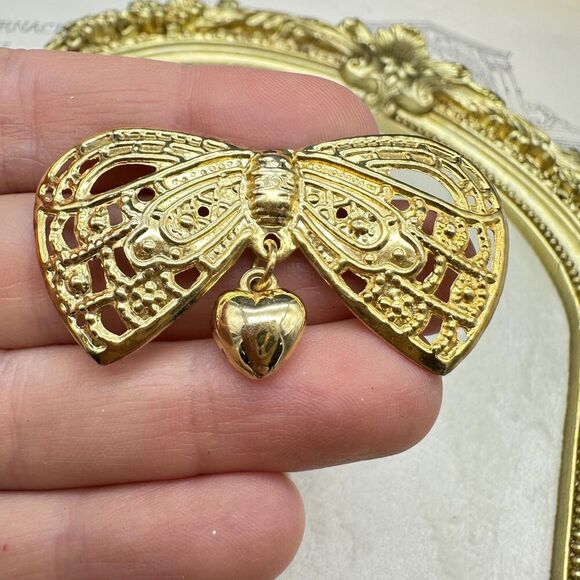 Vintage Gold Tone Lightweight Bow Ribbon Heart Brooch Pin Victorian - Picture 1 of 3